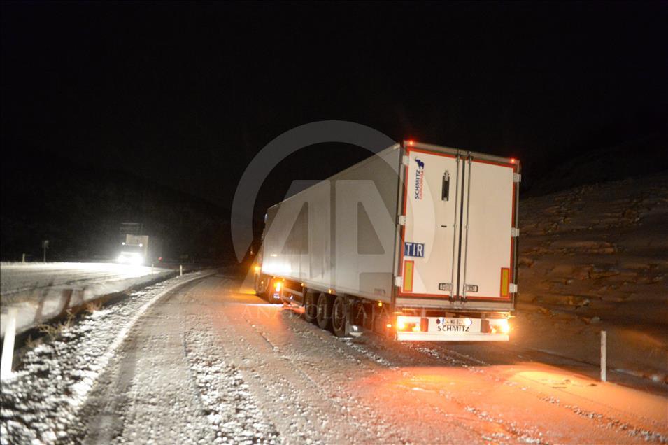 Tokat-Sivas karayolunda kar yağışı ve tipi etkili oluyor