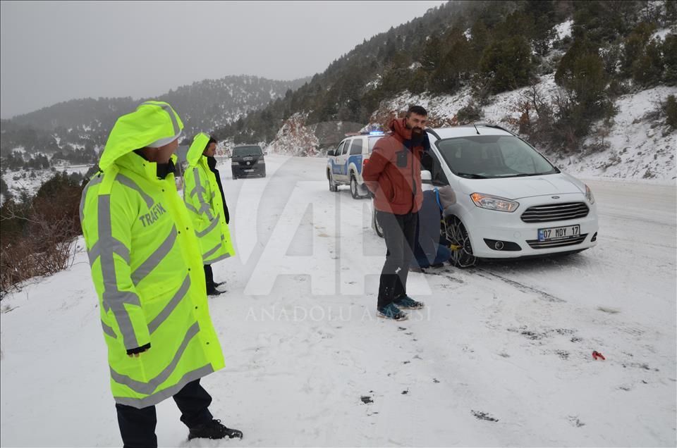 Antalya-Konya karayolunda ulaşım güçlükle sağlanıyor