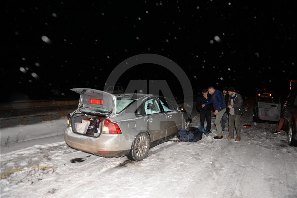 Tokat-Sivas karayolunda kar yağışı ve tipi etkili oluyor