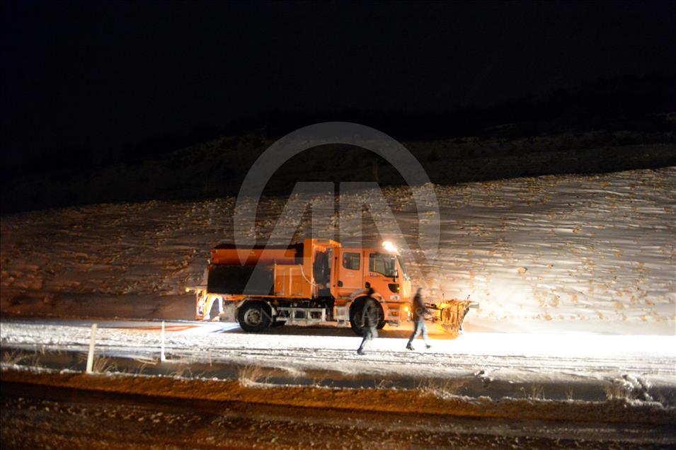 Tokat-Sivas karayolunda kar yağışı ve tipi etkili oluyor