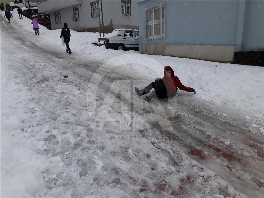 Adana'nın yüksek kesimlerinde kar yağışı
