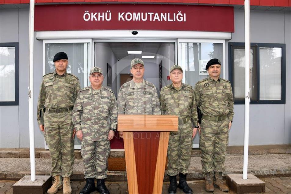 Orgeneral Akar sınır birliklerini denetledi
