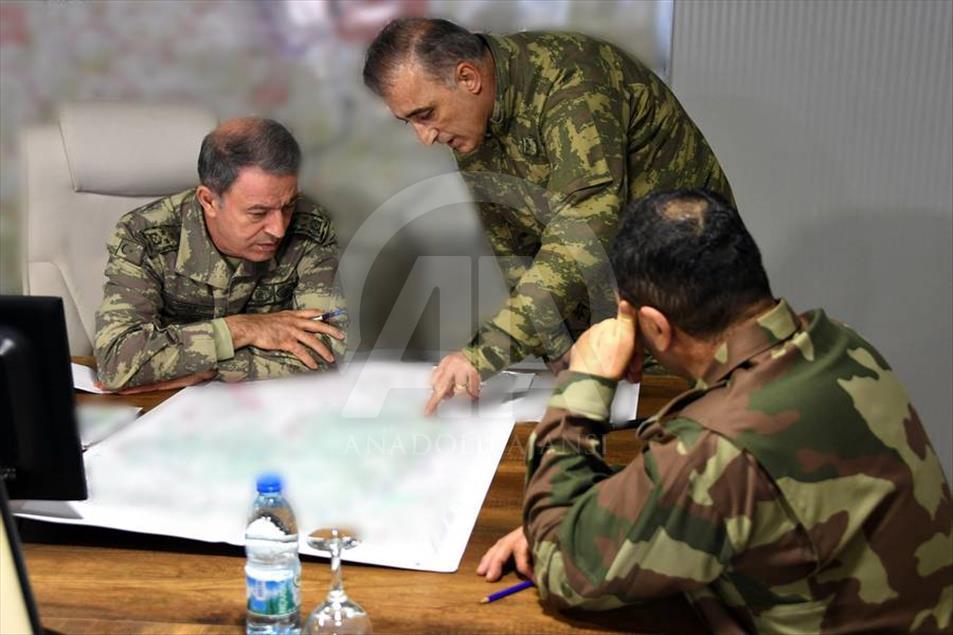 Orgeneral Akar sınır birliklerini denetledi
