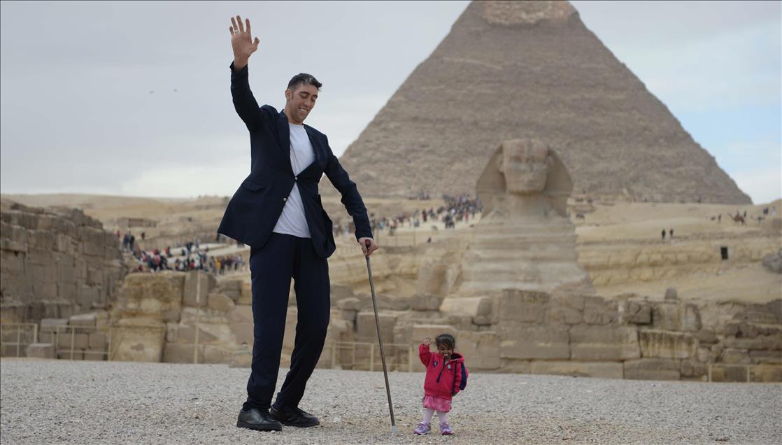 World's tallest man Sultan Kosen in Egypt