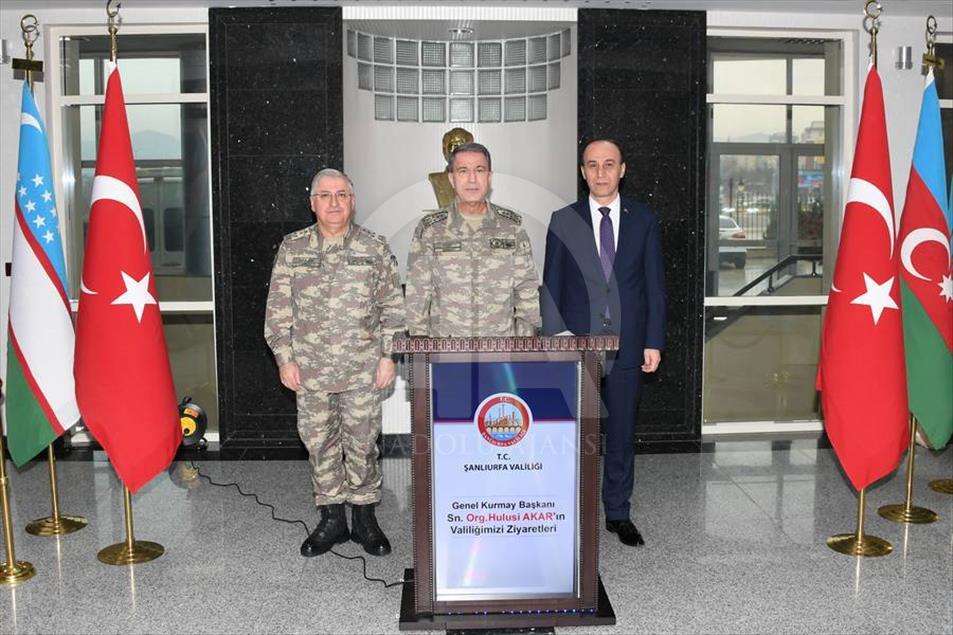 Orgeneral Akar sınır birliklerini denetledi
