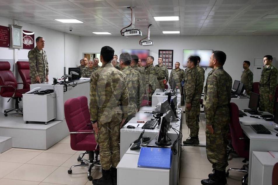 Orgeneral Akar sınır birliklerini denetledi

