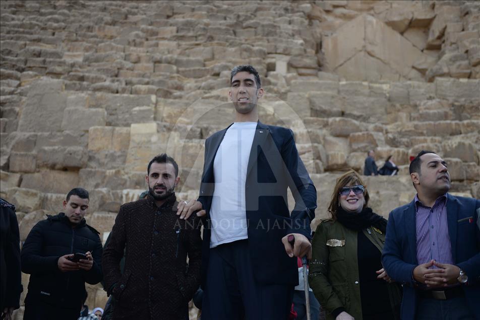 World's tallest man Sultan Kosen in Egypt