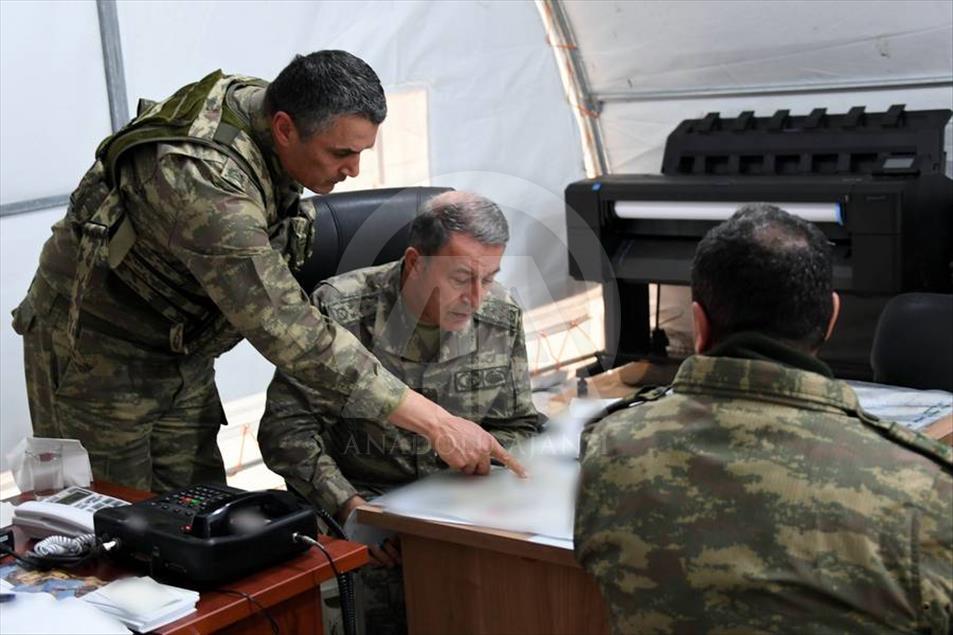 Orgeneral Akar sınır birliklerini denetledi
