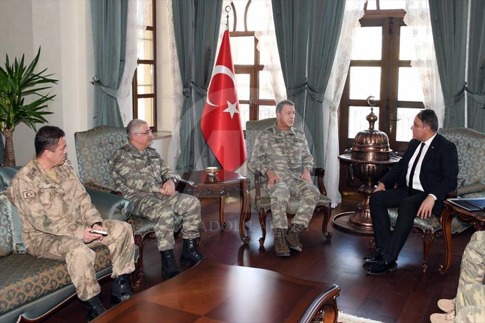 Orgeneral Akar sınır birliklerini denetledi
