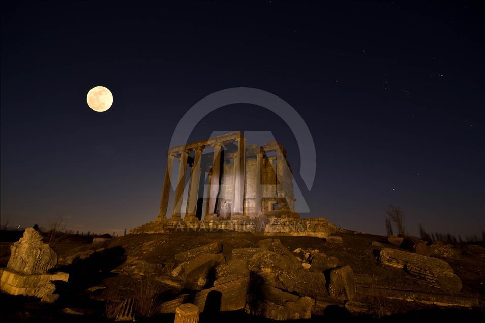 Zeus Tapınağı'nda "Süper Kanlı Mavi Ay" tutulması