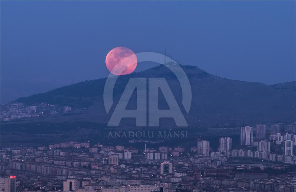 Ankara'da ’Süper Kanlı Mavi Ay’ tutulması