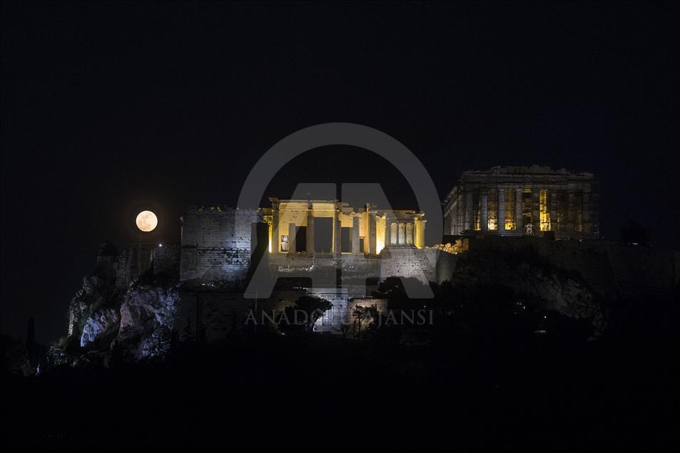 Atina'da ’Süper Kanlı Mavi Ay’ tutulması