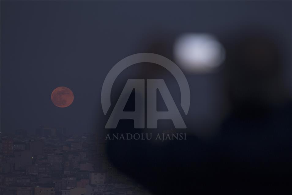 İstanbul'da ’Süper Kanlı Mavi Ay’ tutulması