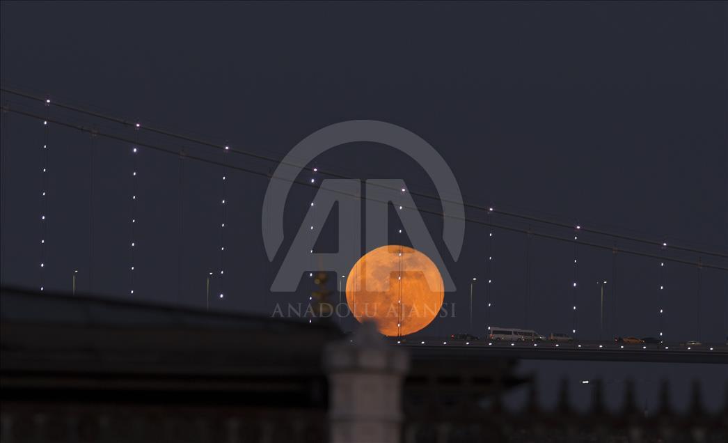 İstanbul'da ’Süper Kanlı Mavi Ay’ tutulması 