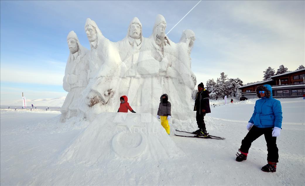 Kardan heykeller kayak merkezinde ilgi odağı oldu
