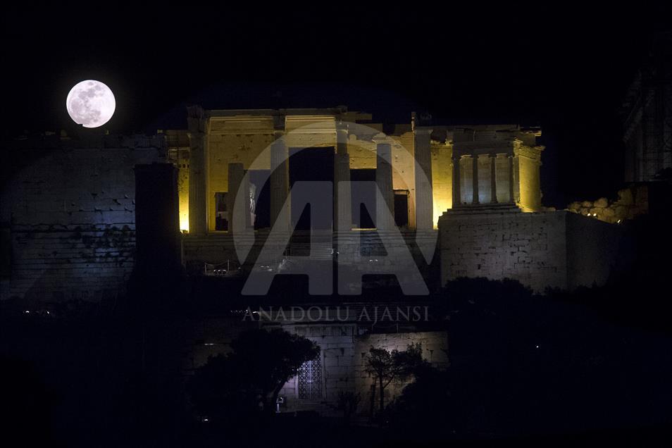 Atina'da ’Süper Kanlı Mavi Ay’ tutulması
