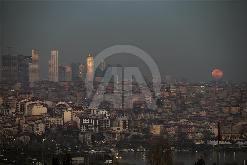 İstanbul'da ’Süper Kanlı Mavi Ay’ tutulması