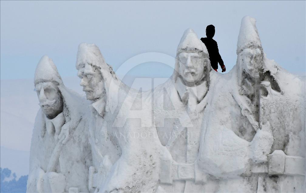 Kardan heykeller kayak merkezinde ilgi odağı oldu
