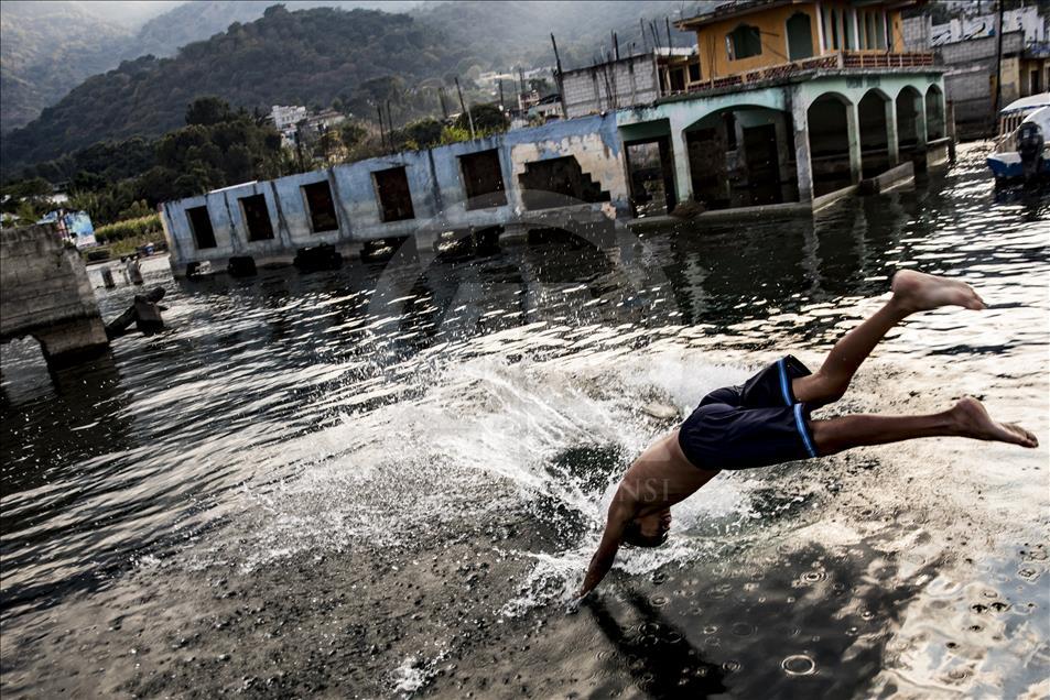 Hidup di Danau Atitlan, Guatemala