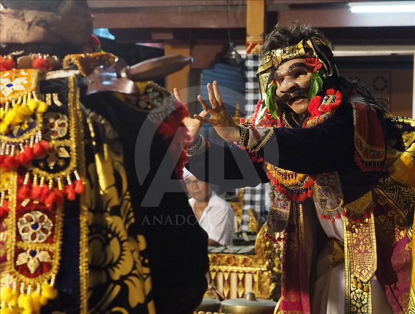 Bali'de geleneksek "Maskeli Dans" festivali