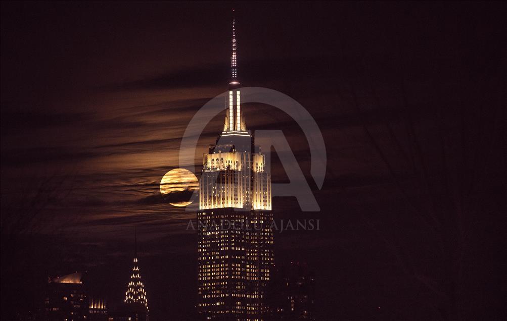 Bulan "berdarah" di ujung Januari