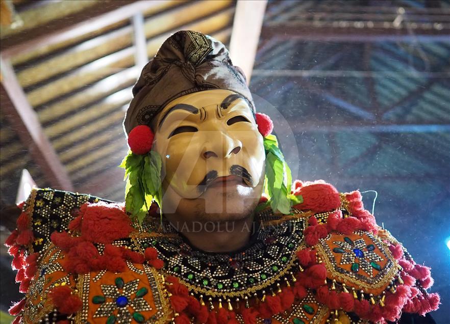 Bali'de geleneksek "Maskeli Dans" festivali