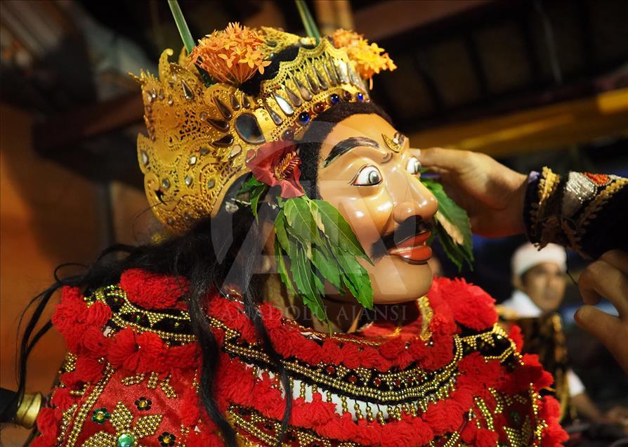 Bali'de geleneksek "Maskeli Dans" festivali