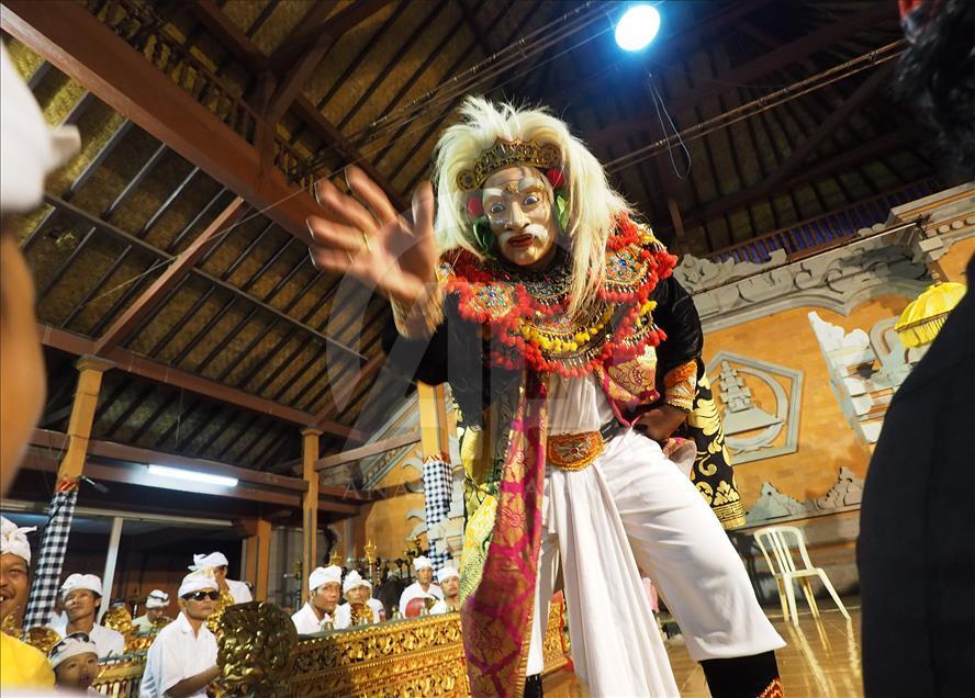 Bali'de geleneksek "Maskeli Dans" festivali