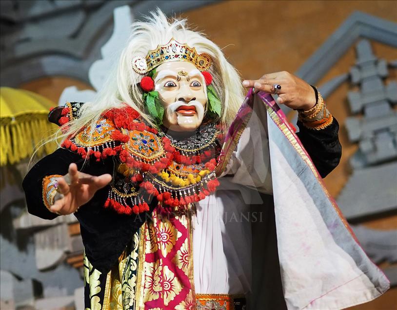 Bali'de geleneksek "Maskeli Dans" festivali