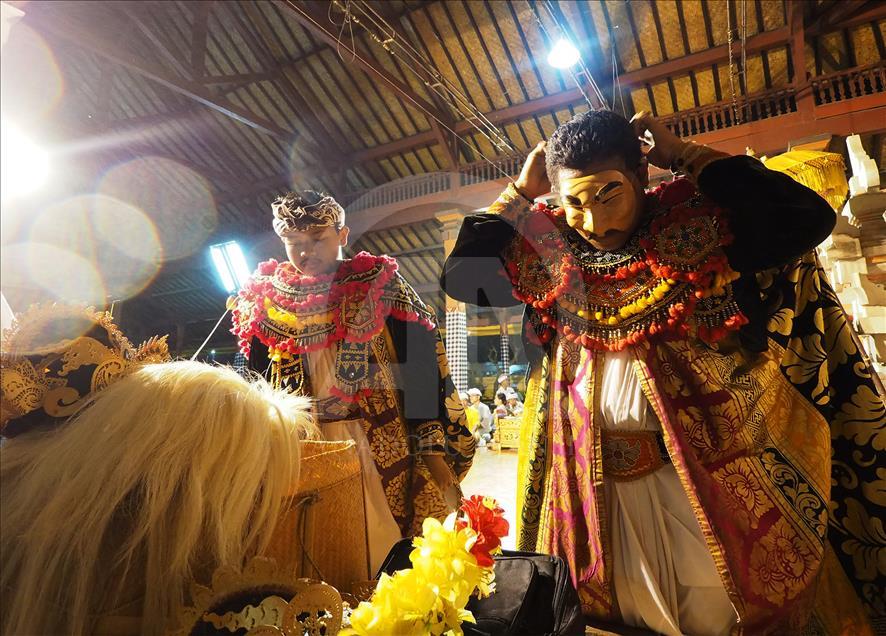 Tari Topeng Sidakarya sambut purnama