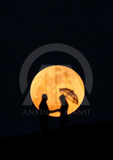 Bulan "berdarah" di ujung Januari