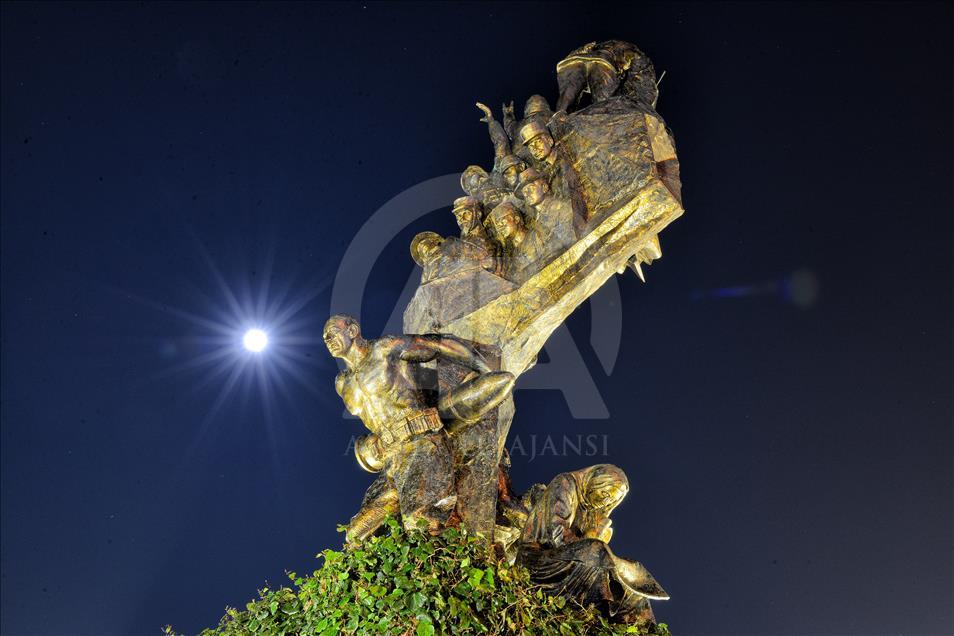 Bulan "berdarah" di ujung Januari