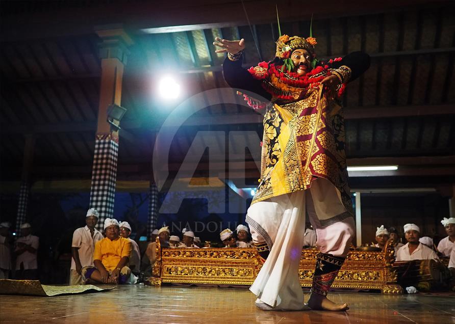 Tari Topeng Sidakarya sambut purnama