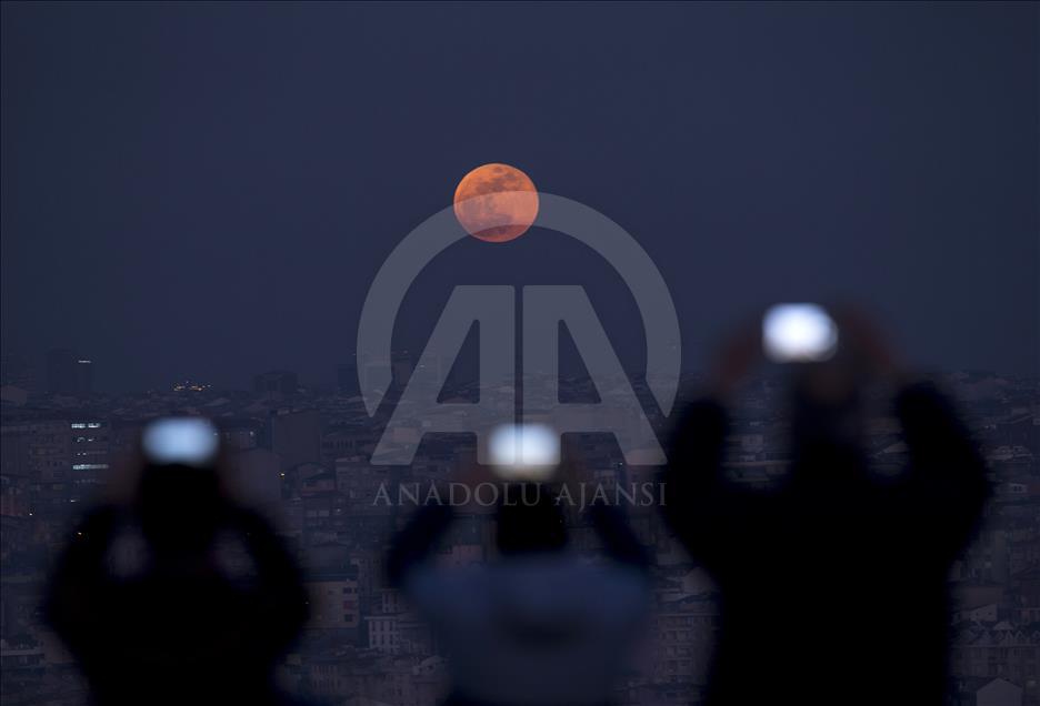 Bulan "berdarah" di ujung Januari