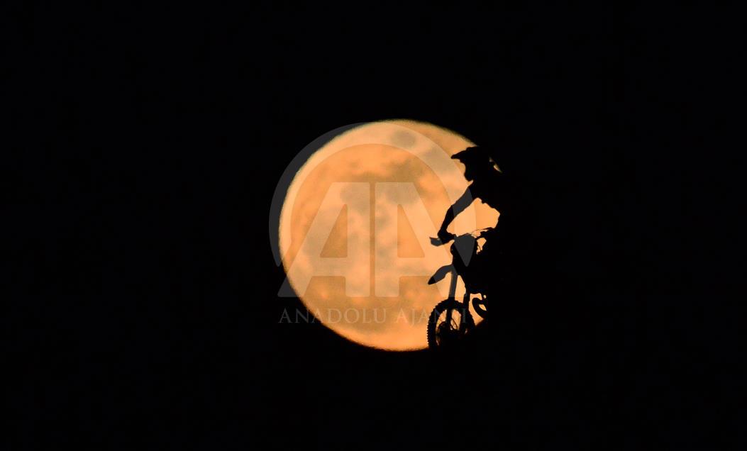 Bulan "berdarah" di ujung Januari