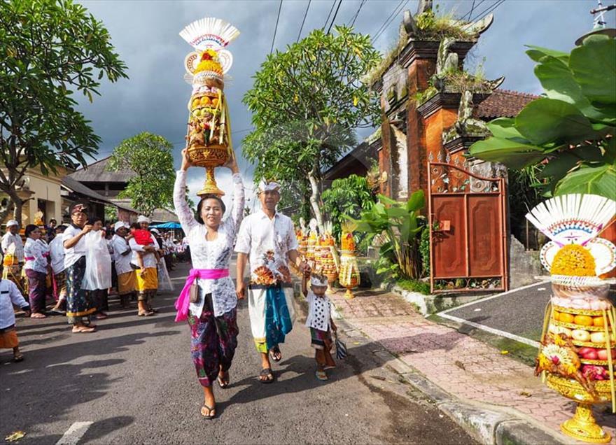 Odalan, la ceremonia hindú en la que hacen ofrendas de frutas y pollo en Bali