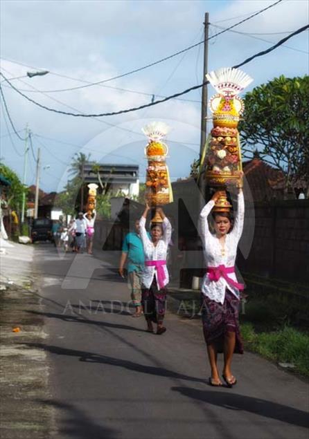 Odalan, la ceremonia hindú en la que hacen ofrendas de frutas y pollo en Bali