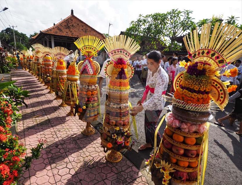 Odalan, la ceremonia hindú en la que hacen ofrendas de frutas y pollo en Bali