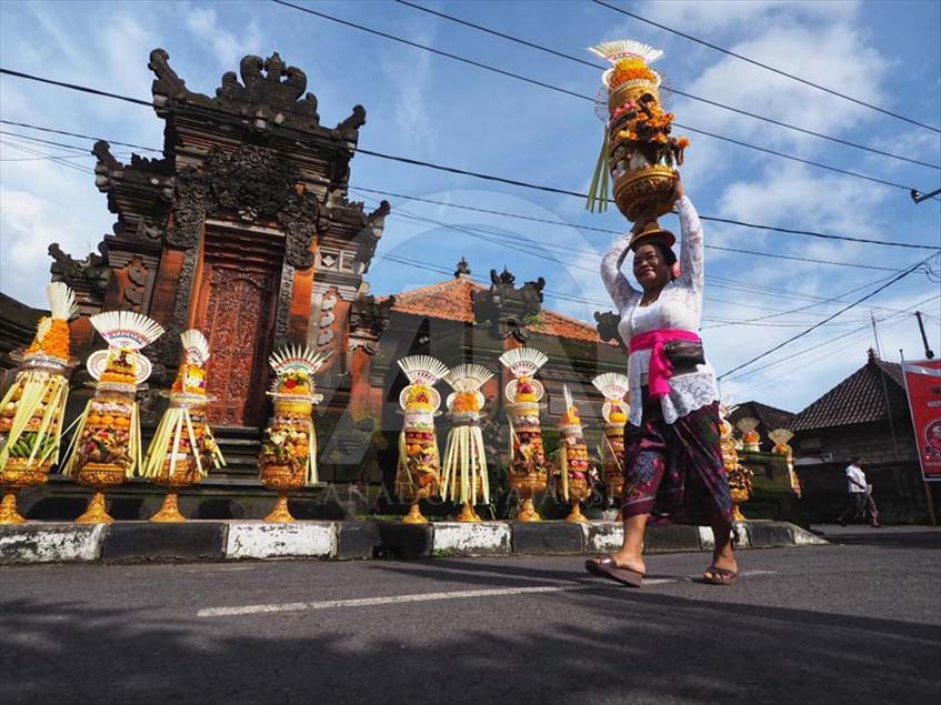 Odalan, la ceremonia hindú en la que hacen ofrendas de frutas y pollo en Bali