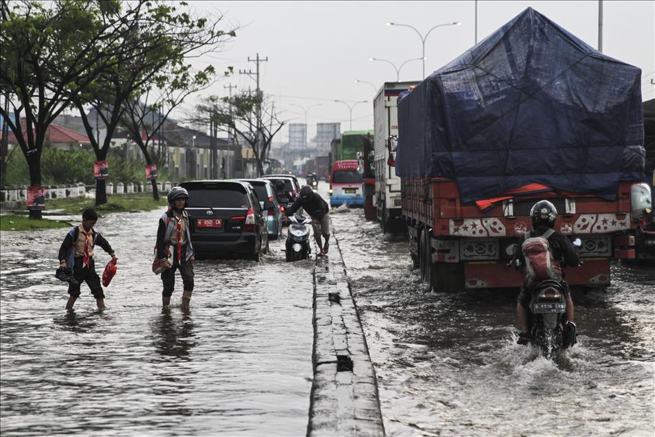 Climate change causes sea level rise in coastal cities of Indonesia