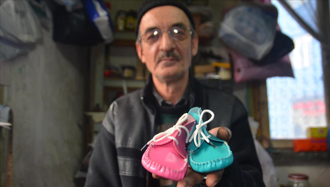 Mehter ve folklor ekiplerine çarık ve yemeni yapıyor