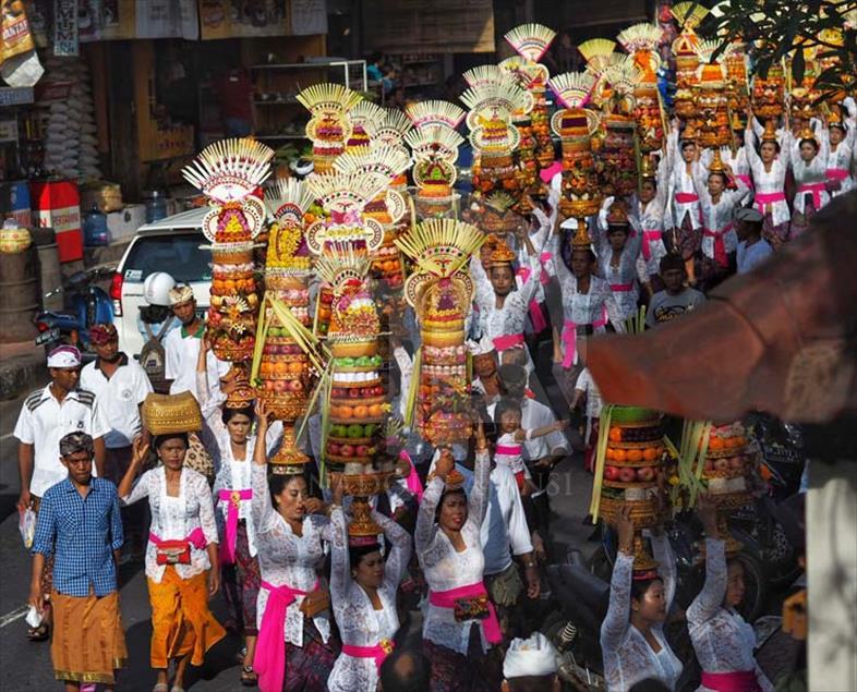 Odalan, la ceremonia hindú en la que hacen ofrendas de frutas y pollo en Bali