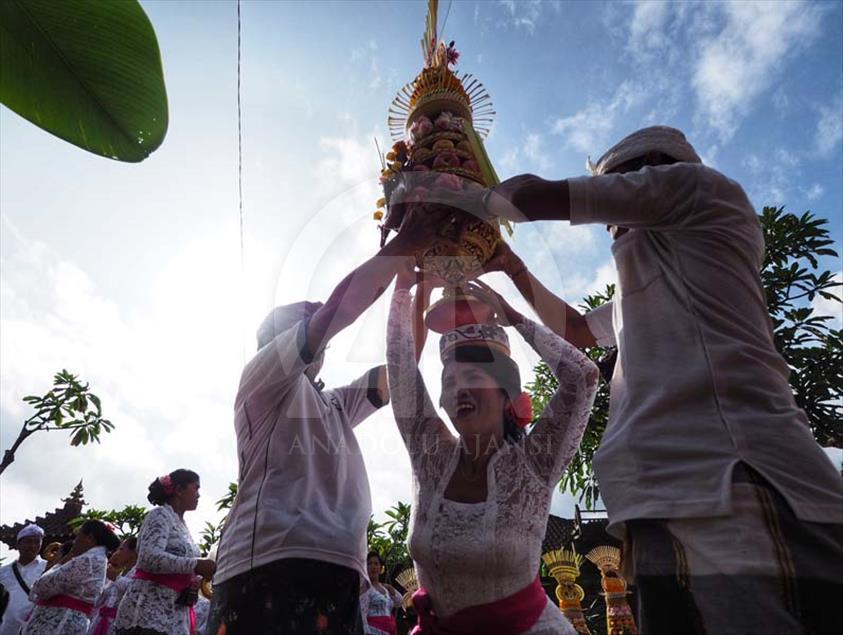 Odalan, la ceremonia hindú en la que hacen ofrendas de frutas y pollo en Bali