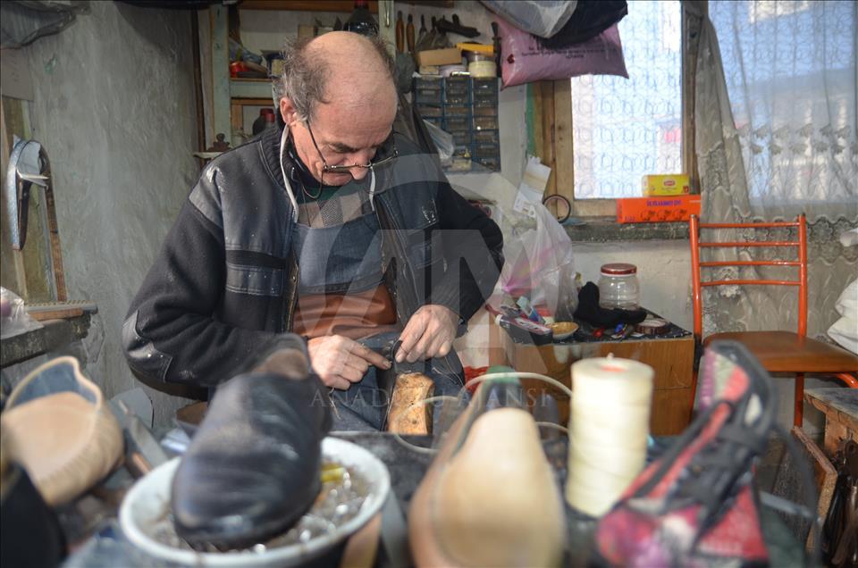 Mehter ve folklor ekiplerine çarık ve yemeni yapıyor