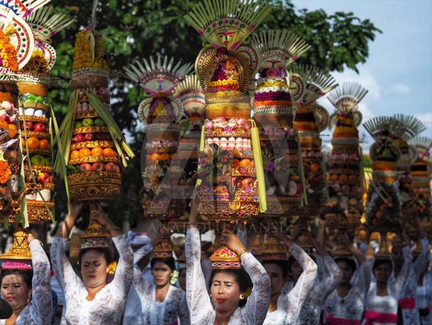 Odalan, la ceremonia hindú en la que hacen ofrendas de frutas y pollo en Bali