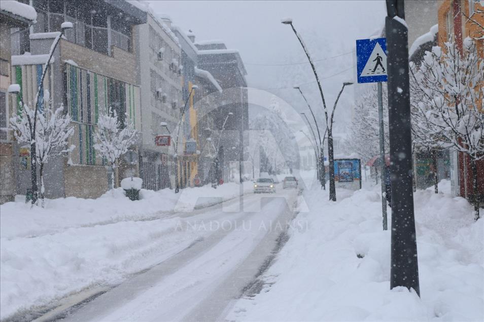 Snijeg u USK izazvao probleme, Cazin i Velika Kladuša bez napajanja električnom energijom