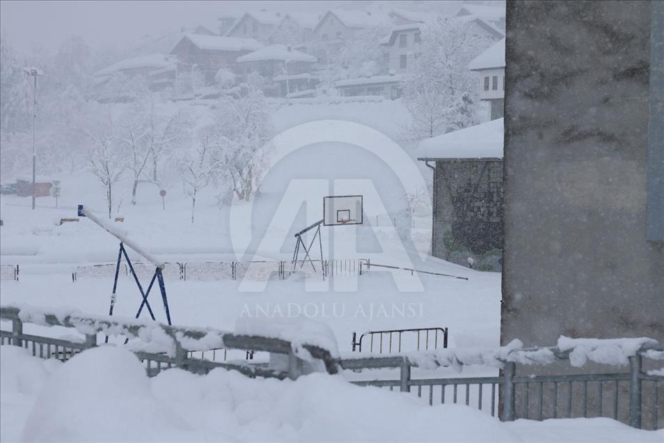 Snijeg u USK izazvao probleme, Cazin i Velika Kladuša bez napajanja električnom energijom
