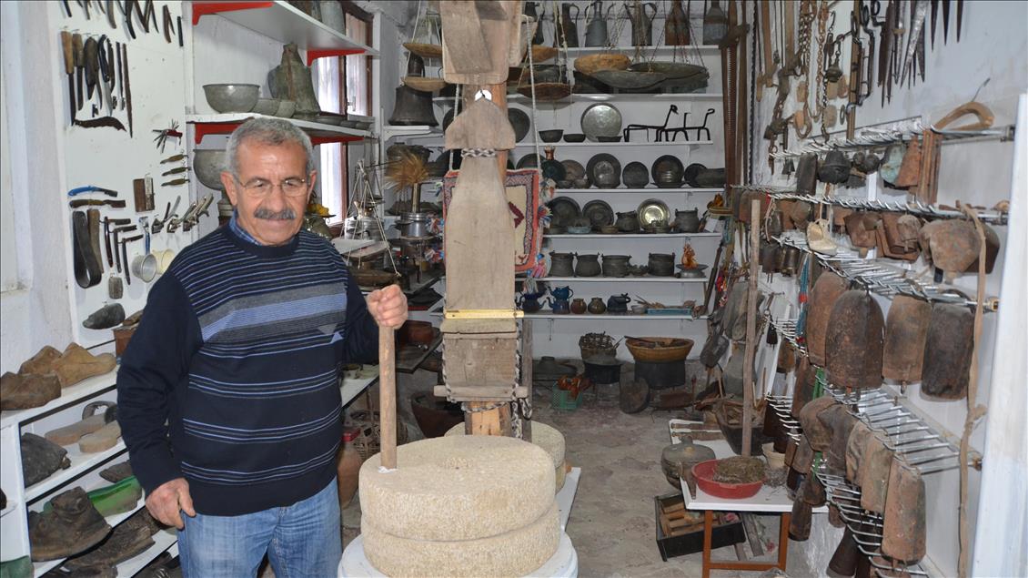 Emekli öğretmen evini müzeye çevirdi