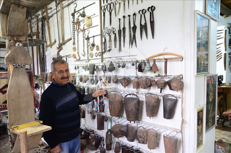 Emekli öğretmen evini müzeye çevirdi