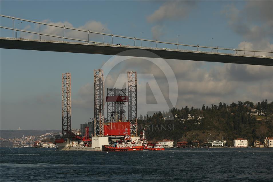 Petrol platformu taşıyan gemi yeniden İstanbul Boğazı'nda